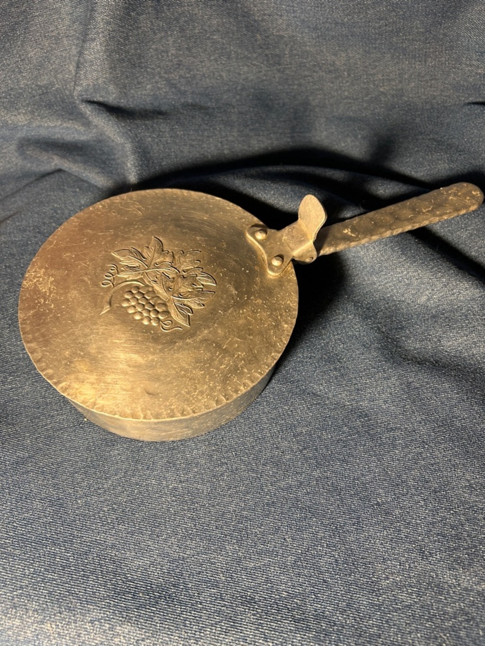 Vintage Hand Forged Aluminum Everlast metal Silent Butler/Crumbcatcher #552